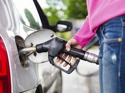 Главной проблемой водителей назвали дорогой бензин