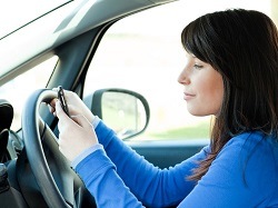 Дорожные камеры оштрафуют водителей с телефоном за рулем
