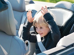 Детей до 7 лет запретили оставлять в машине без присмотра