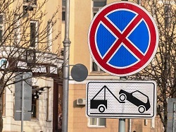 Парковочные знаки будут вешать на здания