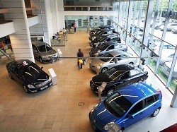 Продажи машин в яваре выросли на треть